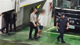 鄭文芳（箭頭處）棄保潛逃後在海外被捕，返國後遭羈押。（鏡新聞提供）
