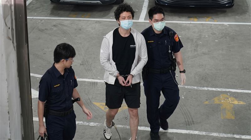 孫安佐踏名牌鞋遭羈押禁見，昨傍晚上囚車手銬腳鐐。（圖／翻攝畫面）