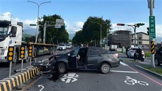 宜蘭員山車禍！汽車自撞分隔島駕駛送醫