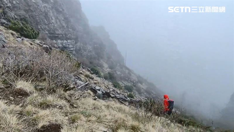 台中和平區志佳陽大山發生山難意外,48歲女子獨攀雪山主峰不慎墜崖喪命。(圖/翻攝畫面)