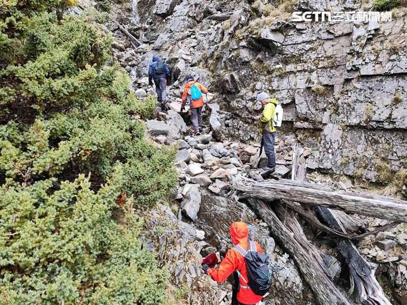 台中和平區志佳陽大山發生山難意外,48歲女子獨攀雪山主峰不慎墜崖喪命。(圖/翻攝畫面)