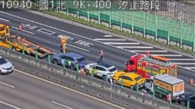國道1號南下9.4公里處汐止路段，發生5台車追撞事。（圖／翻攝畫面）