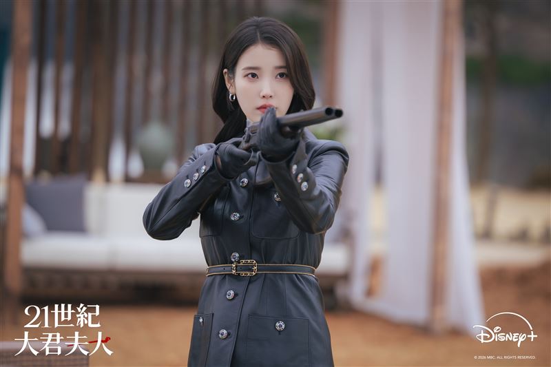 IU和邊佑錫最終廢除君主制,卸下王室光環。(圖/Disney+提供)