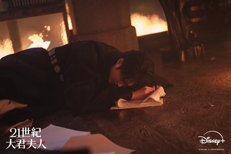 邊佑錫在《21世紀大君夫人》劇中身陷火海,最後被成功救出。(圖/Disney+提供)