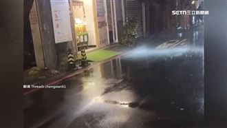 奇景？巷弄驚見「1坪降雨區」路人看傻眼