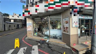宜蘭汽車撞爛超商！肇事車主直接丟車落跑