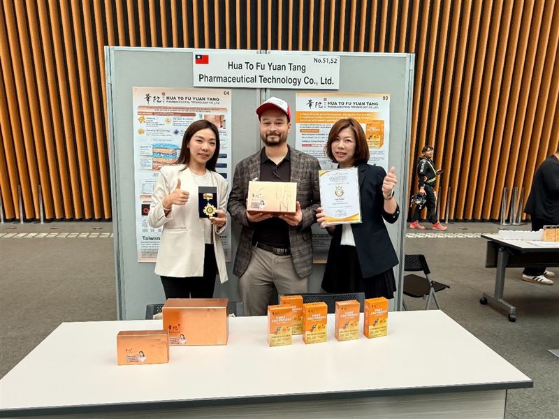華陀扶元堂勇奪日本東京天才發明獎雙金榮耀。「燕泌水光安瓶」與「杞菊晶泌金盞花葉黃素膠囊」雙雙摘金，台灣研發實力再獲國際肯定。（圖／業者提供）