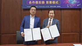 圖說二，東海校長張國恩(右)與Profet AI執行長暨共同創辦人黃建豪正式簽訂產學合作，啟動「Profet AI Domain Twin Co-Lab」產學共創計畫。（圖／東海大學提供）