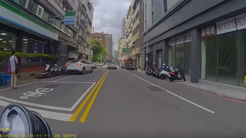 特斯拉暴衝連撞9輛機車，發出巨大聲響。（圖／翻攝自Threads @sinai228）