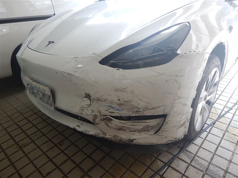 特斯拉追撞9輛機車，女駕駛經酒測無酒精反應。（圖／翻攝畫面）