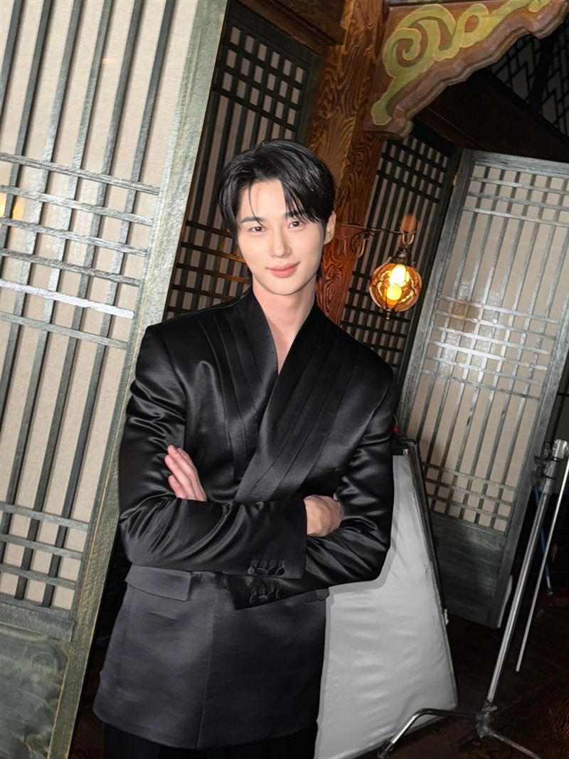 邊佑錫在劇中飾演理安大君,因《21世紀大君夫人》捲入爭議,親自發出手寫信道歉。(圖/翻攝自IG @byeonwooseok)