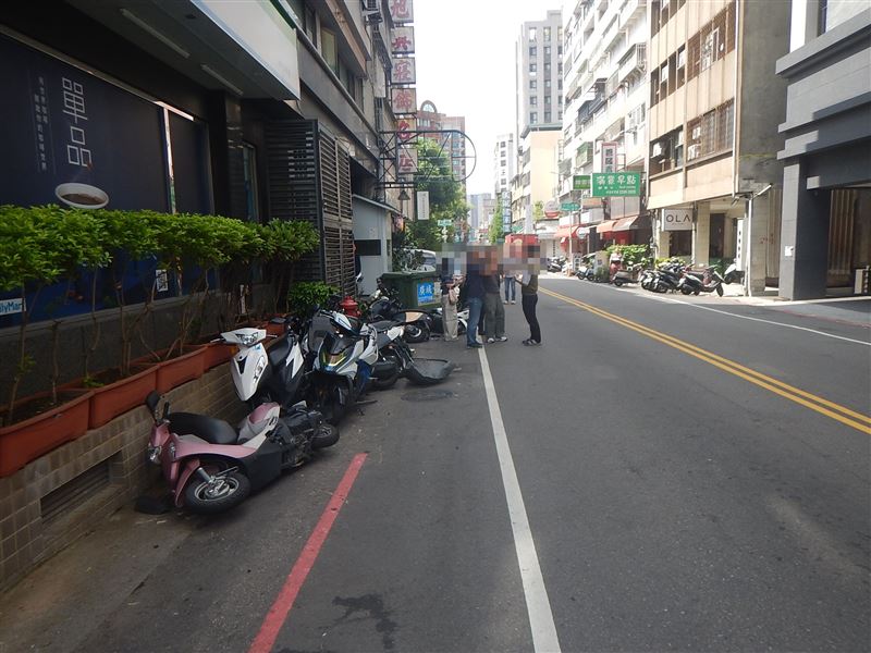 9輛機車停路邊無故被撞，幸好無人傷亡。（圖／翻攝畫面）