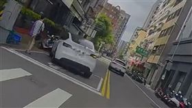 台中，特斯拉，女駕駛，疑恍神，右轉失控暴衝，連撞9機車（圖／翻攝自Threads @sinai228）