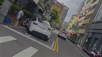 特斯拉女駕駛疑恍神　右轉暴衝逆向撞9車