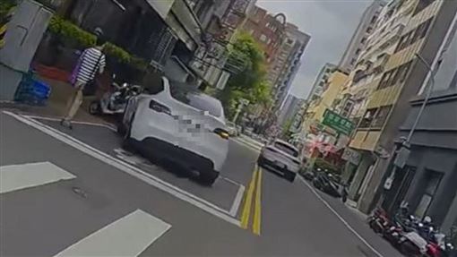 特斯拉女駕駛疑恍神　右轉暴衝逆向撞9車