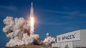 馬斯克旗下SpaceX於IP0前夕，將股票1拆5，外界認為此舉旨在藉由降低股價，吸引散戶投資。（圖／翻攝自X平台 @MarioNawfal）