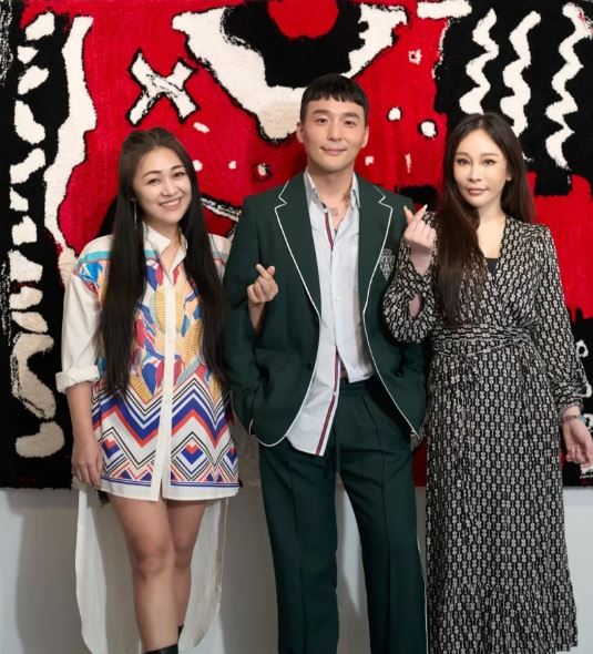 温嵐（右）先前與好友吳亦帆（左）一同出席雷沙達巴斯《ROZIQ》展覽。（理善藝聚空間提供）