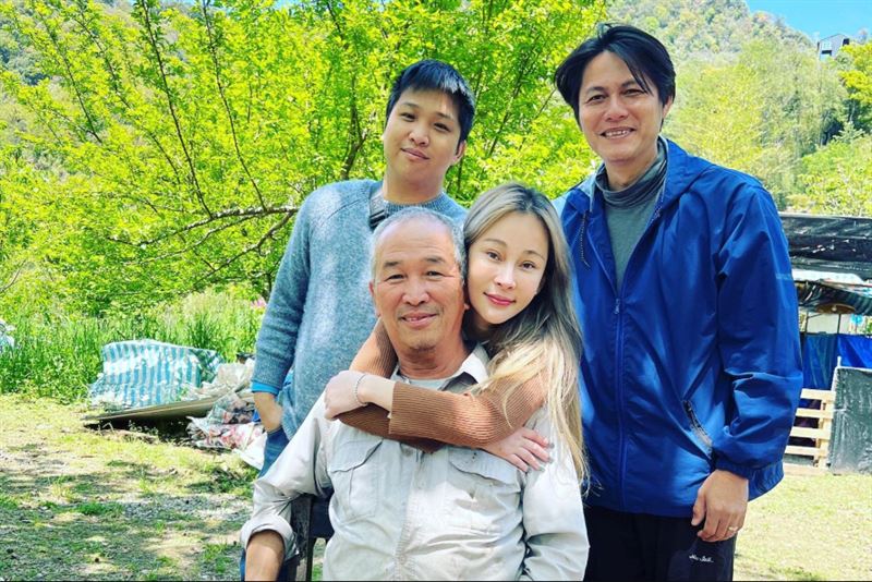 温嵐（下右）與爸爸、弟弟温昊（上左）感情非常好，也會帶著男友林雷諾（上右）一起維繫家族感情。（翻攝温昊臉書）