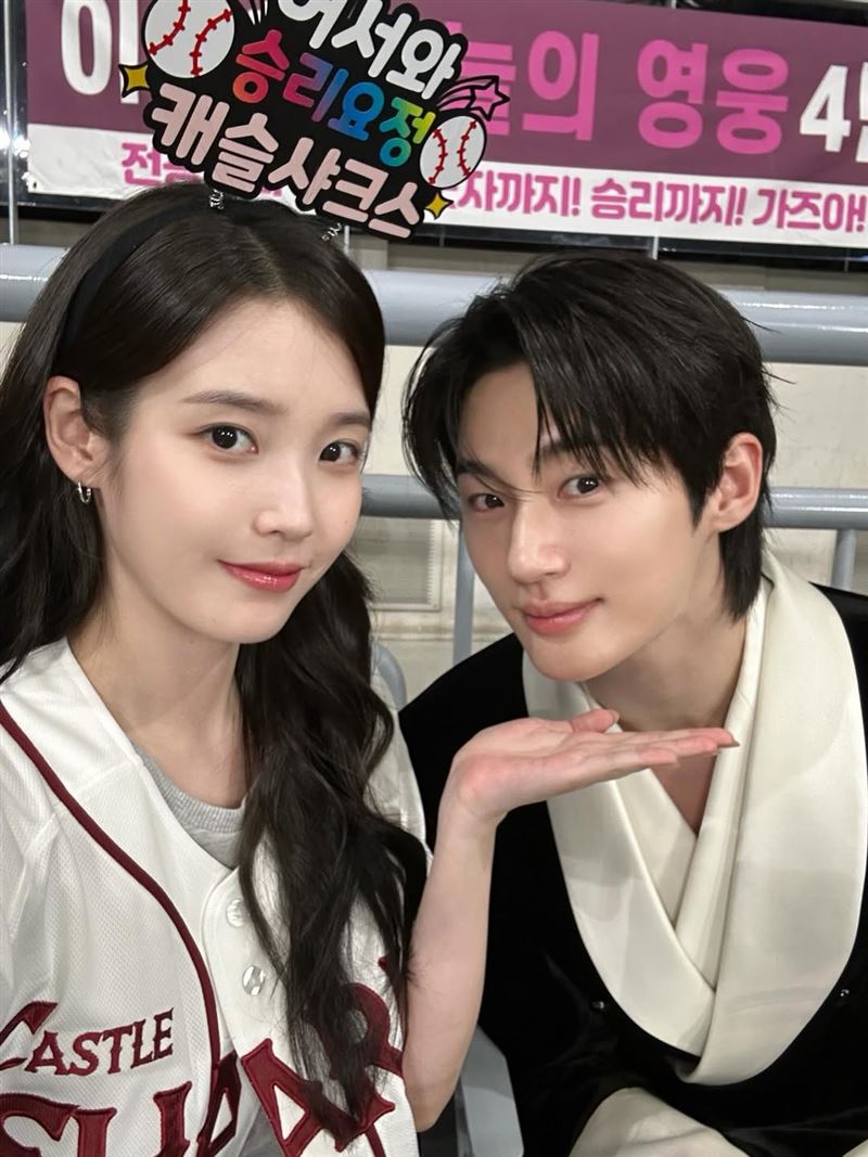 IU、邊佑錫今(18)日一前一後出面道歉。(圖/翻攝自IG @dlwlrma)