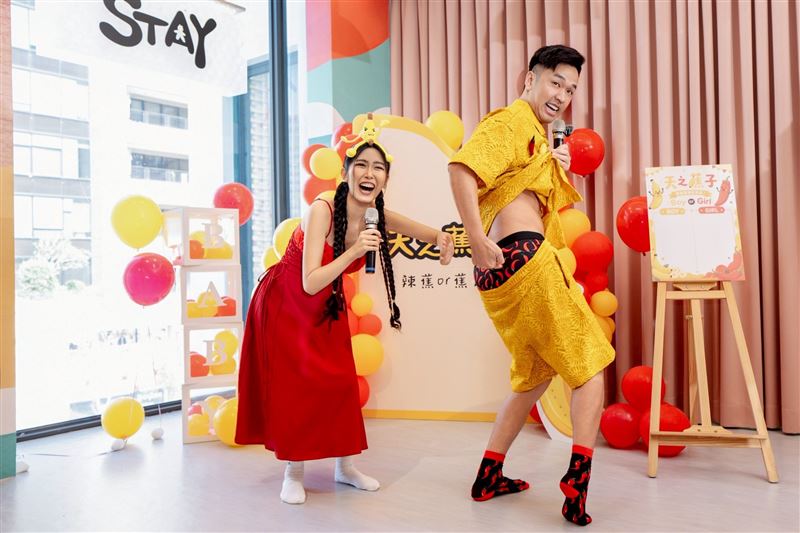 王俊傑夫妻互動逗趣。（圖／翻攝自臉書）
