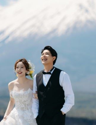 河村一樹更感性透露，第一次看見陳天仁穿上婚紗時，內心其實相當震撼。（圖／翻攝自河村一樹IG）