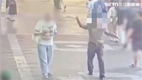 萬華分局王巡官酒後拉著勸架的波蘭記者不放，還作勢揮拳打人。（圖／翻攝畫面）