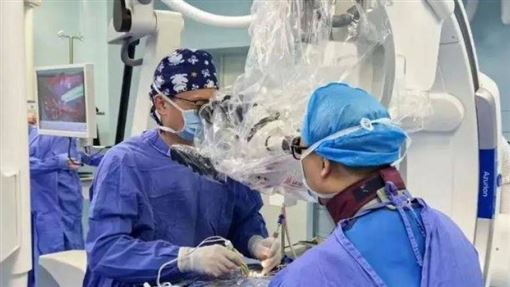 女腰痛2年幾乎癱瘓！脊髓清出上千寄生蟲