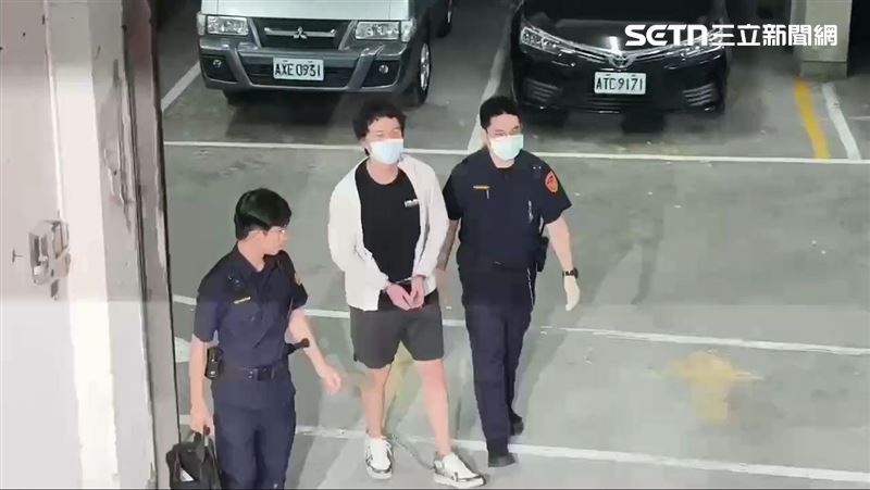 孫安佐準備搭囚車前往台北看守所。（圖／翻攝畫面）