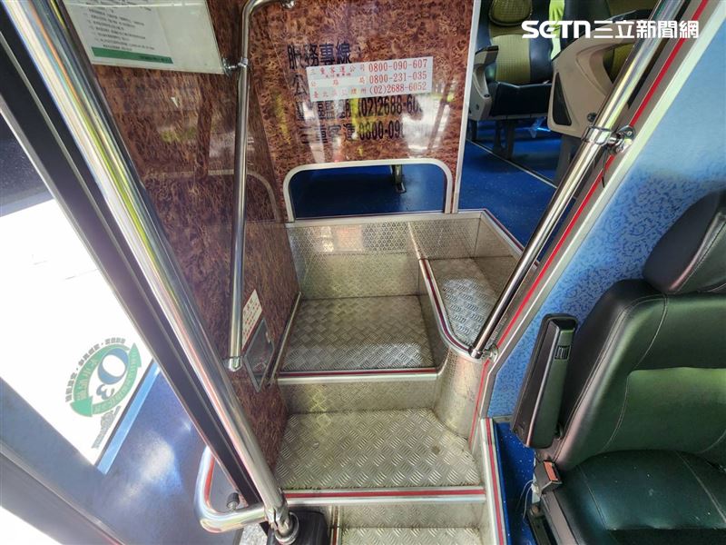 北市張翁上車後疑未站穩，司機便駛離公車站，導致張翁跌落階梯昏迷。（圖／翻攝畫面）