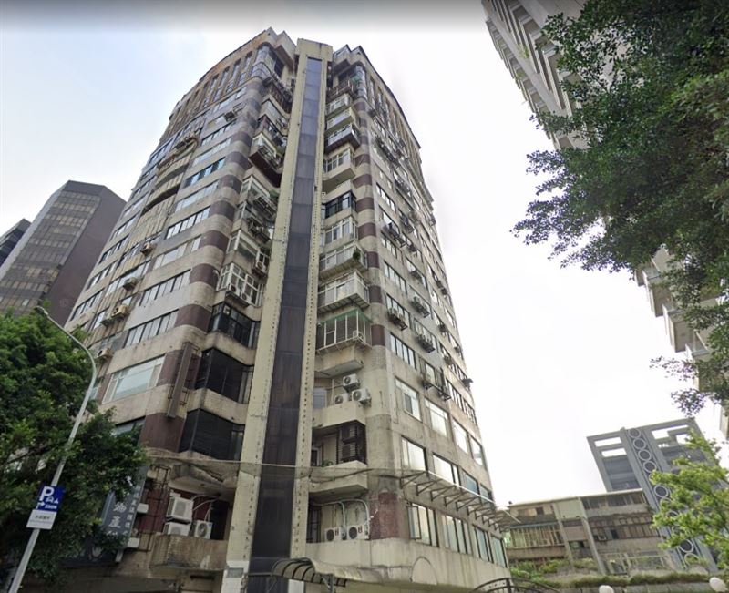 作家李敖、歌手羅大佑等資深藝人都曾居住的台北市大安區知名豪宅「林肯大廈」，纏訟數十年的都更案再度浮上檯面。擁有大廈屋頂區域合法使用權的王姓男子指控，管委會黃姓主委為了逼他搬離，不僅將他的電梯磁扣消磁，還封鎖安全門，導致年逾70歲的他，3年來每天都得徒步上下22樓。（圖／翻攝自Google Maps）