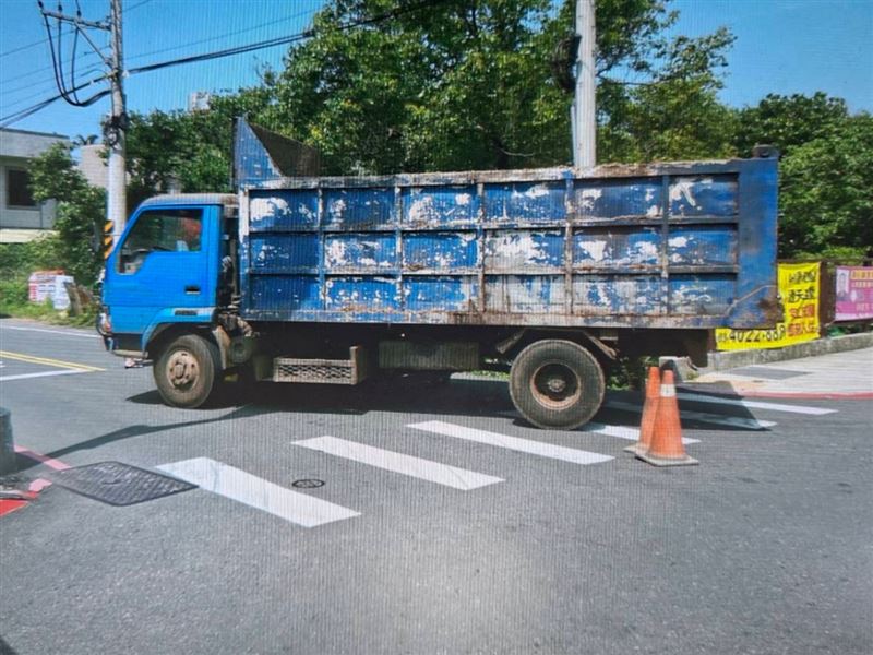 桃園月桃路一段、山東路交叉口，發生汽機車碰撞車禍，女騎士倒臥車底受傷送醫。（圖／翻攝畫面）