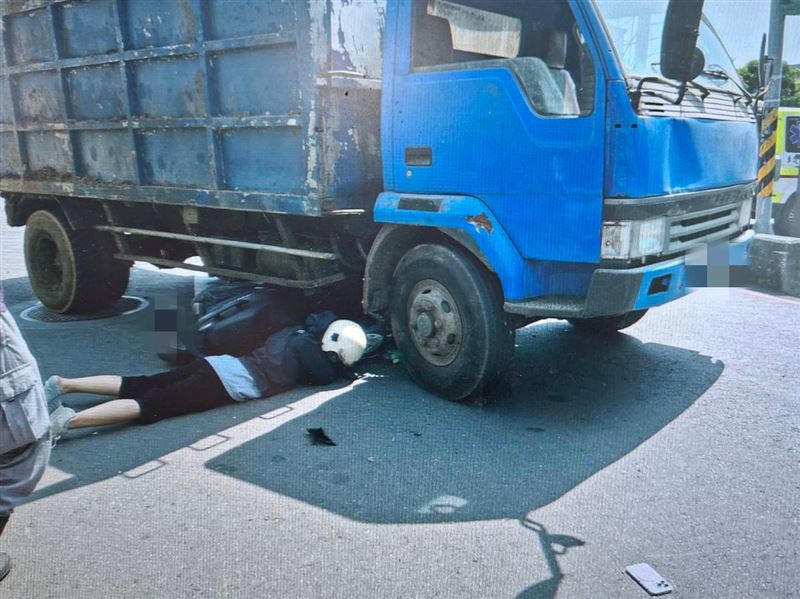 桃園貨車右轉擊落機車!女騎士躺車底送醫
