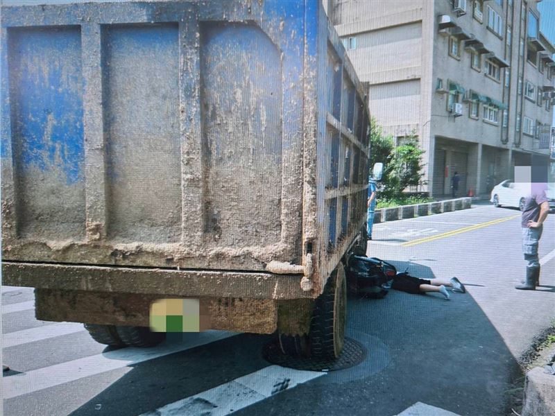 桃園月桃路一段、山東路交叉口，發生汽機車碰撞車禍，女騎士倒臥車底受傷送醫。（圖／翻攝畫面）
