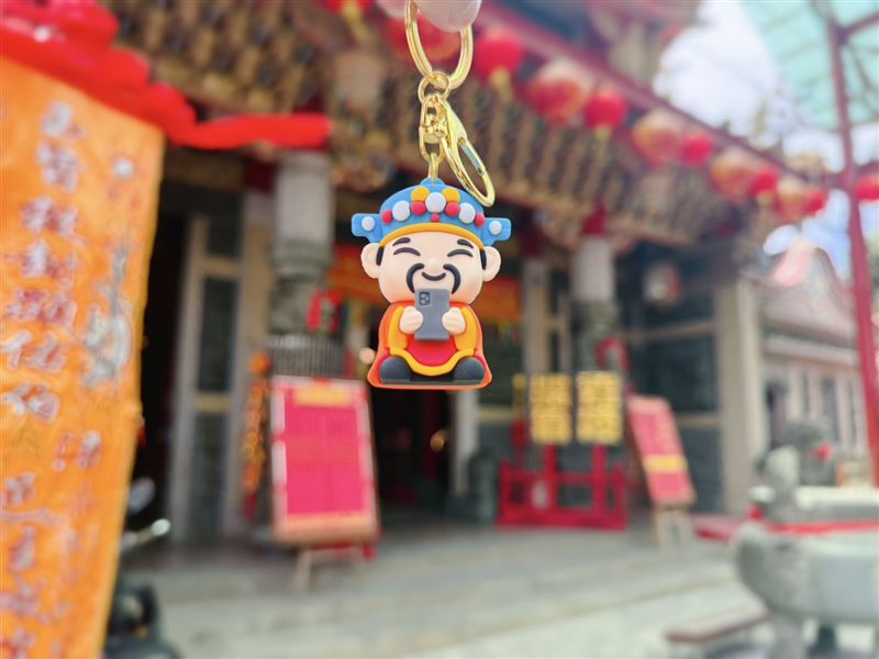 「Q版城隍公仔」搭配城隍爺傳統官帽與服飾,最特別的是手中還拿著一支智慧型手機,象徵金城未來邁向「智慧城鎮、金城3.0」理念。(圖/翻攝畫面)