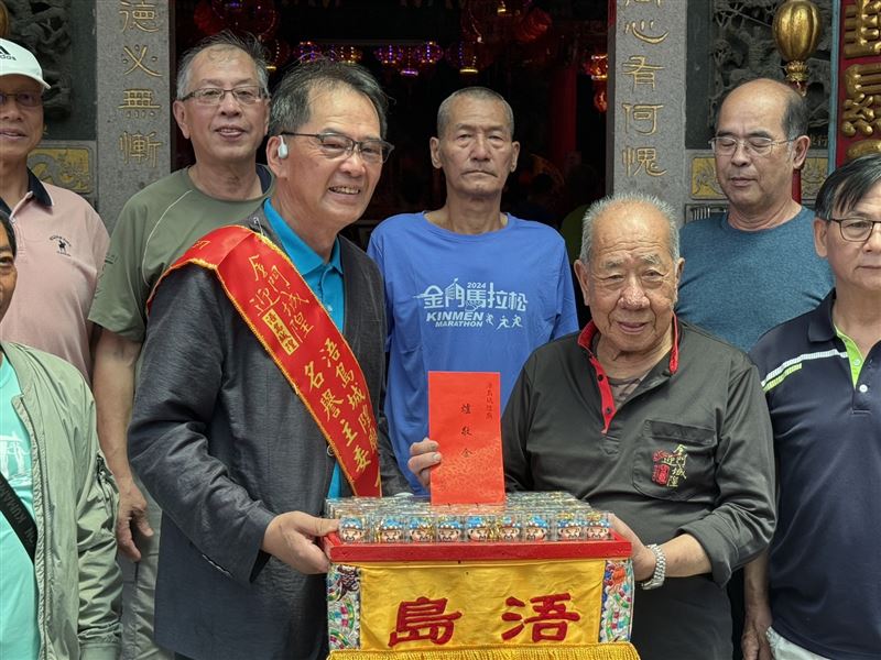 「石頭鎮長」石兆瑉,結合傳統信仰與現代元素的「Q版城隍公仔」,並親自敬獻給浯島城隍爺。(圖/翻攝畫面)