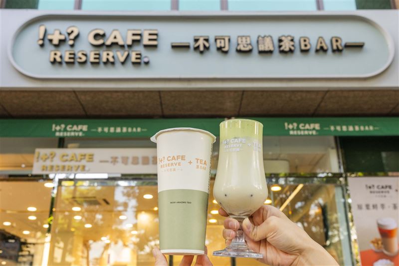 !+CAFE RESERVE+TEA不可思議茶BAR的開心果奶蓋茶拿鐵,為社群萬人擁護的TOP3夯品之一。(圖/品牌業者提供)