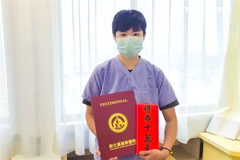 面對突如其來的重砸,負責操作設備的謝姓醫事放射師當下完全將自身安全拋諸腦後。她沒有轉身逃跑,而是使出全身力氣將掉落的管球組件拼命往外拉扯。(圖/翻攝畫面)