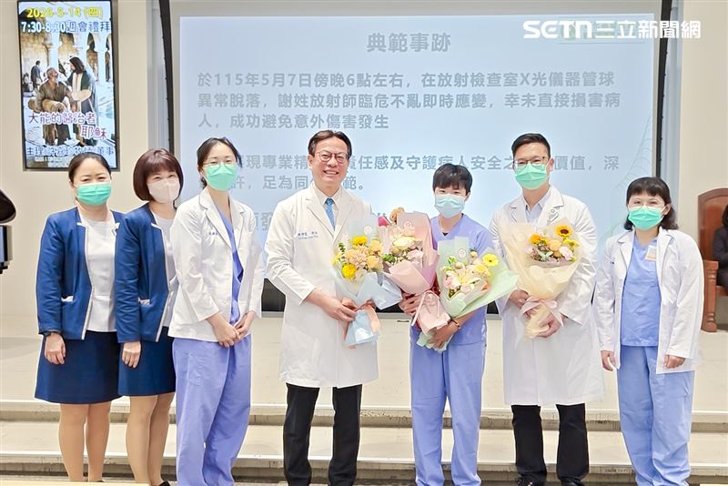 總院長陳穆寬親自頒發獎狀,並大方致贈10萬元的百貨公司禮券以示鼓勵。(圖/翻攝畫面)