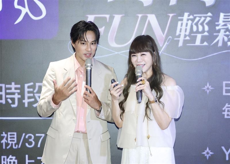 孫其君與溫筱鴻聊時尚。(圖/記者田俊彥攝影)
