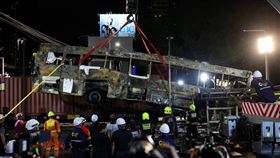 曼谷發生火車撞上巴士事件，造成多人死亡。（圖／路透社／達志影像）