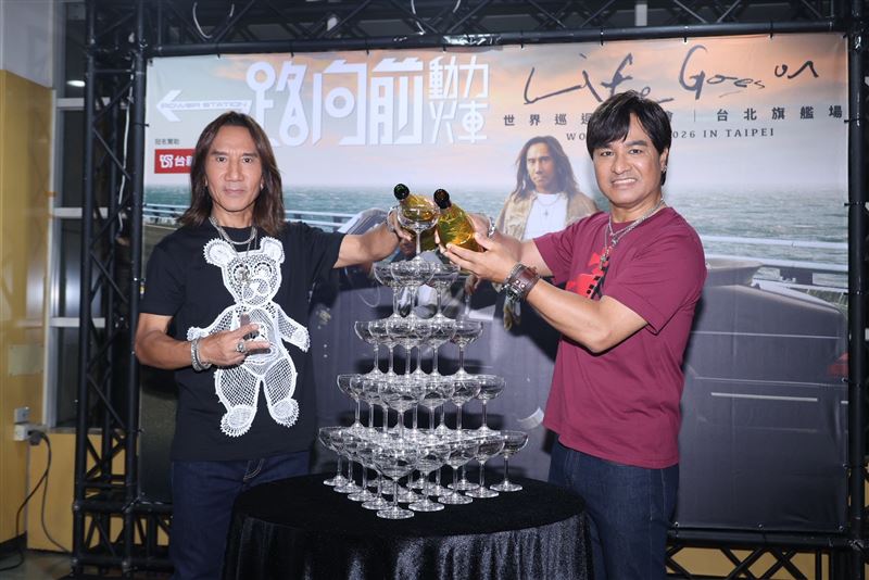 動力火車「一路向前」台北小巨蛋演唱會落幕，慶功宴開心舉杯慶祝。（圖／記者鄭孟晃攝影）