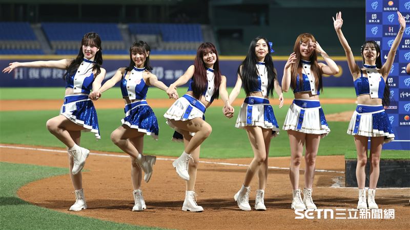 Fubon Angels成員李晧禎(左起)、卡洛琳、沁沁在賽後模仿秀秀子。(圖/記者劉彥池攝影)