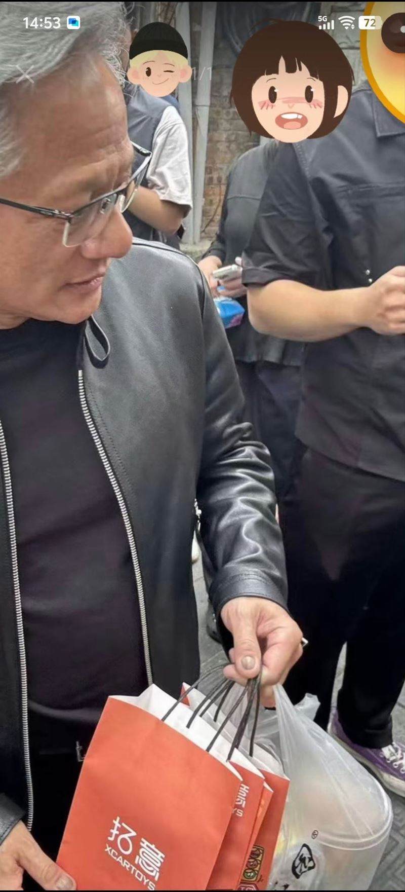 網友發現，黃仁勳大拇指指甲呈現不尋常的「灰黑色」且形狀偏小，直呼身價千億也難治灰指甲。（圖／翻攝自Threads）