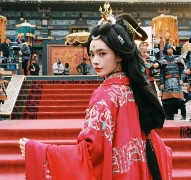 林允身著華美清冷的服飾，眼神充滿故事感。（圖／翻攝自微博）