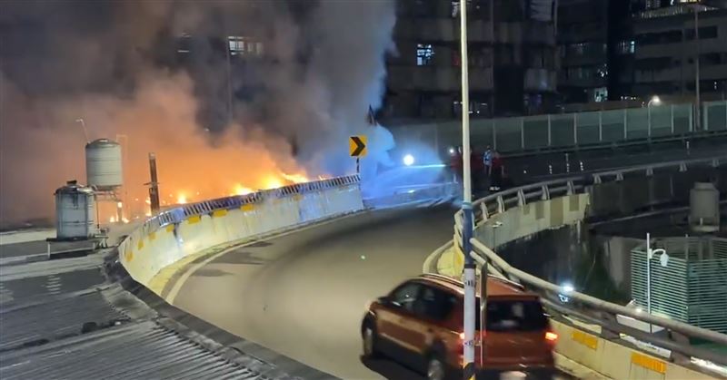 濃濃大火影響高速公路能見度。（圖／記者林俊華攝影）