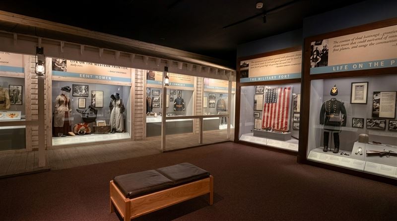 「LIFE ON THE WESTERN FRONTIER」與「THE MILITARY FORT」展區重現美國西部拓荒時代日常生活，陳列女性服飾、美軍軍裝、國旗與槍械文物，呈現邊境聚落與軍事堡壘歷史樣貌。（圖／記者蕭翰弦攝影）