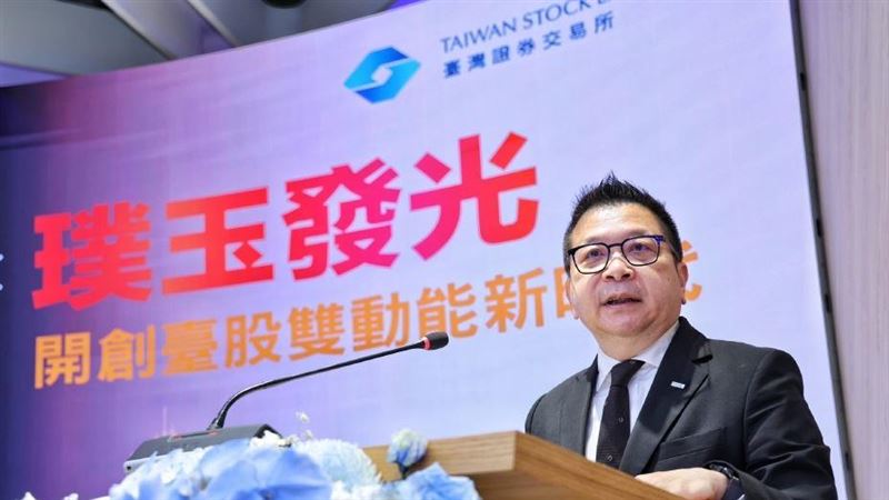台積電吃下台灣50逾6成權重，造成台股交易擁擠與踩踏風險。證交所推出「台灣璞玉指數」，攜手謝金河、劉宗聖、李鴻基解碼隱形傳產與九成未上市供應鏈，提倡五年長論述與台股淘汰制，引領資金從科技獨大走向大小競合的配置新時代。（圖／證交所提供）