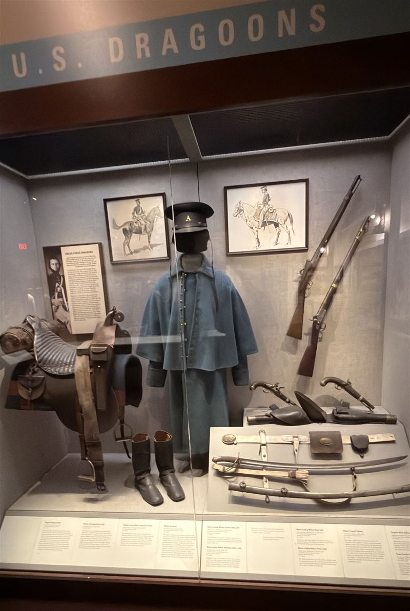 「U.S. DRAGOONS」展區陳列美軍龍騎兵制服、馬鞍、佩刀與火槍等裝備，重現19世紀美國西部騎兵部隊巡防與拓荒時代軍事文化。（圖／記者蕭翰弦攝影）