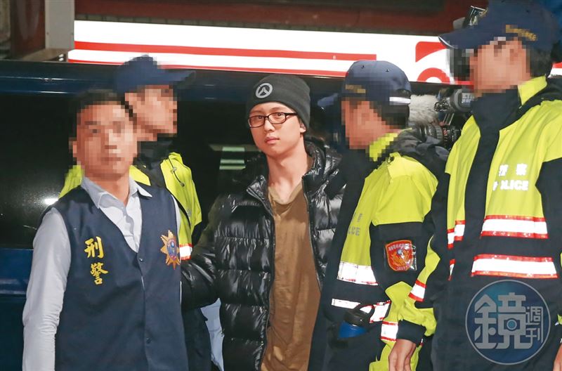 8年前，孫安佐在美國因揚言掃射校園，且住處搜出大量彈藥與相關器材，在當地服刑後遭驅逐出境，回台後到士檢應訊。（圖／鏡週刊提供）