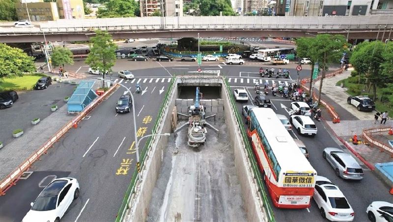 沈營透過AI分析，發現交通議題始終是北市名列前茅的民怨。圖為公館圓環拆除工程畫面。（台北市新工處提供）
